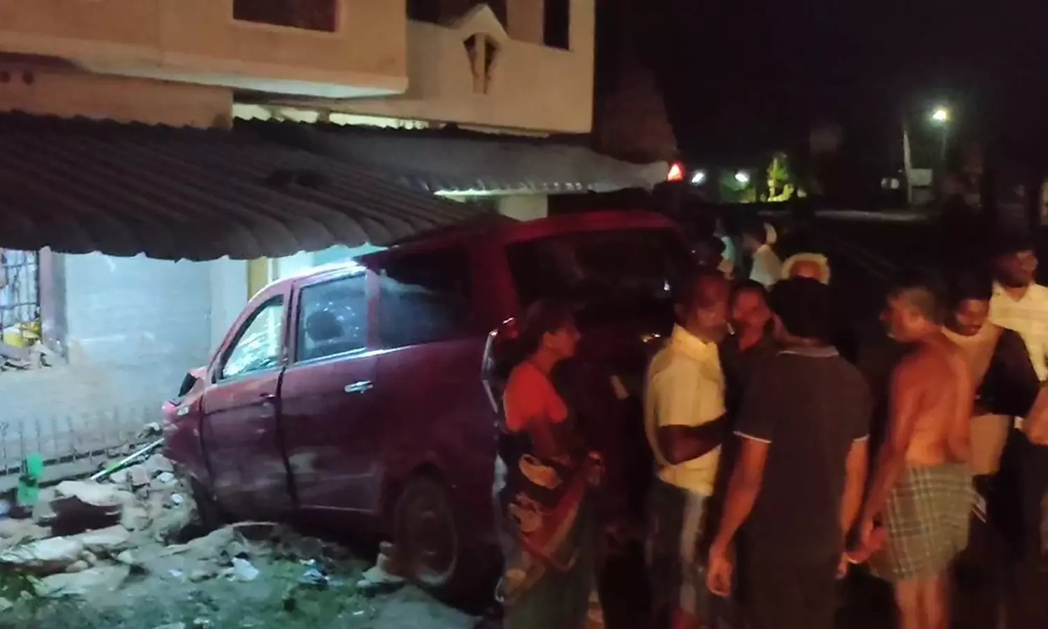 திருச்செங்கோடு அருகே வீட்டுக்குள் கார் புகுந்து முதியவர் பலி திருச்செங்கோடு அருகே வீட்டுக்குள் கார் புகுந்து முதியவர் பலி