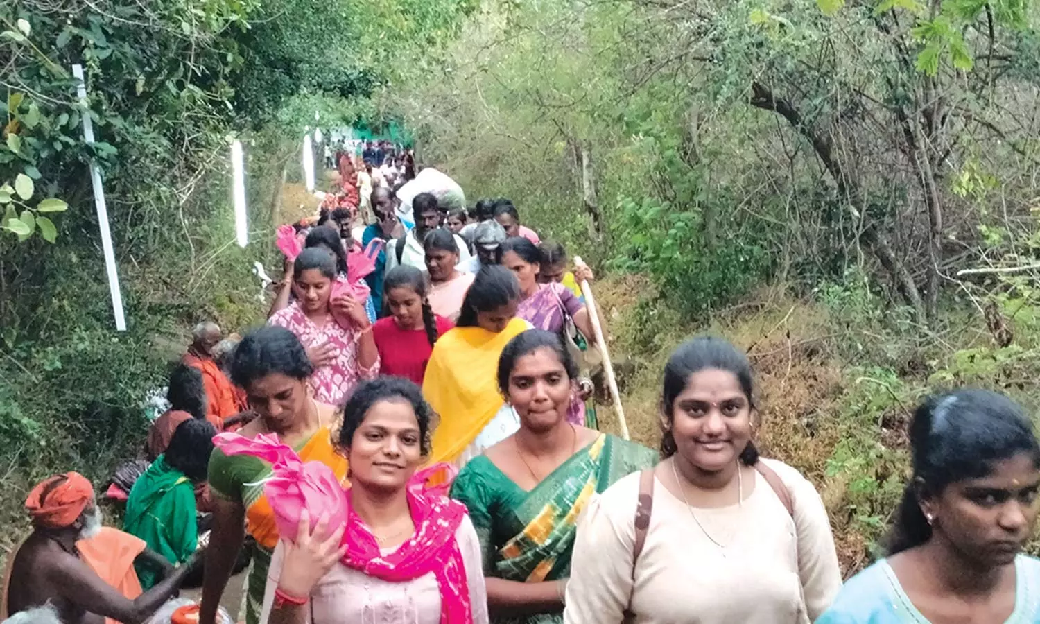 ஆடி பிரதோஷம் - சதுரகிரி சுந்தர மகாலிங்கம் கோவிலில் குவிந்த பக்தர்கள் ஆடி பிரதோஷம் - சதுரகிரி சுந்தர மகாலிங்கம் கோவிலில் குவிந்த பக்தர்கள்