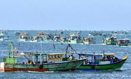 எல்லை தாண்டி மீன்பிடித்ததாக கூறி ராமேஸ்வரம் மீனவர்கள் 4 பேரை கைது செய்தது இலங்கை கடற்படை