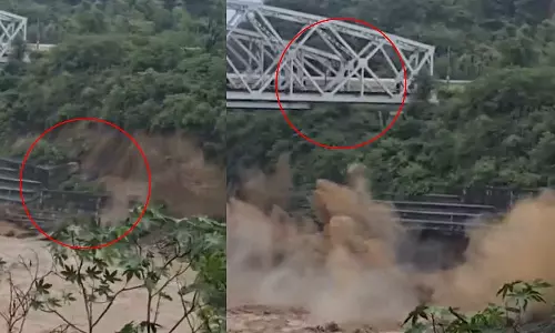 VIDEO: ரெயில் சென்றுகொண்டிருந்த போதே பாலத்தின் தாங்கு சுவர் இடிந்து விழுந்ததால் அதிர்ச்சி