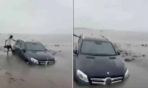 குஜராத்: கடற்கரை மணலில் சிக்கிய சொகுசுக் கார் - வைரல் வீடியோ