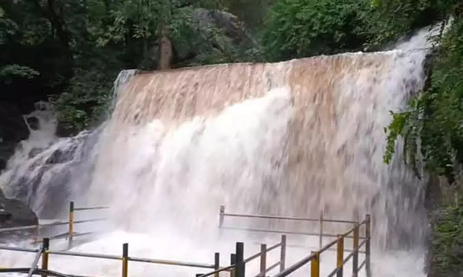 சுருளி அருவிக்கு செல்ல 5-வது நாளாக தடை விதிப்பு: நாளை ஆடி அமாவாசைக்கு அனுமதி கிடைக்குமா?