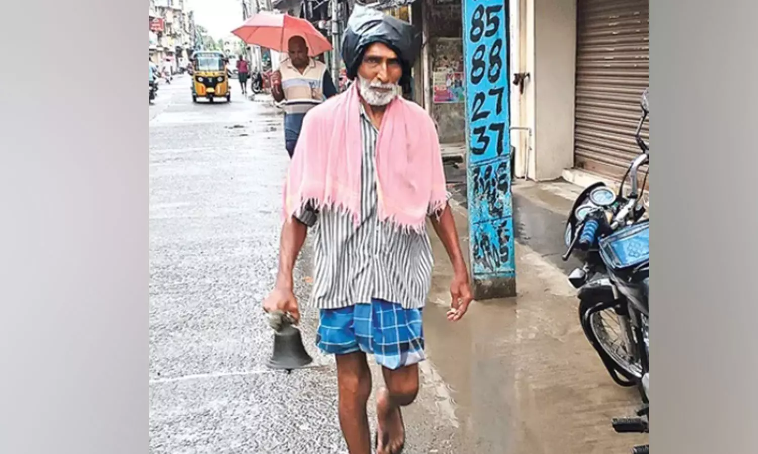 மணி அடித்தால் மட்டுமே கடைகள் திறக்க வேண்டும்- ஆந்திராவில் வினோத பழக்கம் மணி அடித்தால் மட்டுமே கடைகள் திறக்க வேண்டும்- ஆந்திராவில் வினோத பழக்கம்