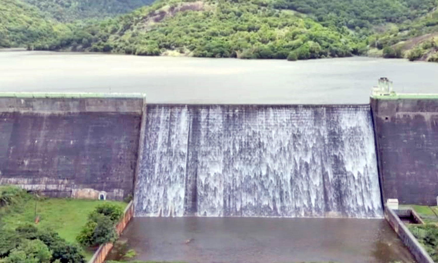 அடவிநயினார் அணை 2-வது முறையாக நிரம்பியது: அனுமன் நதியில் வெள்ளப்பெருக்கு- மக்களுக்கு எச்சரிக்கை