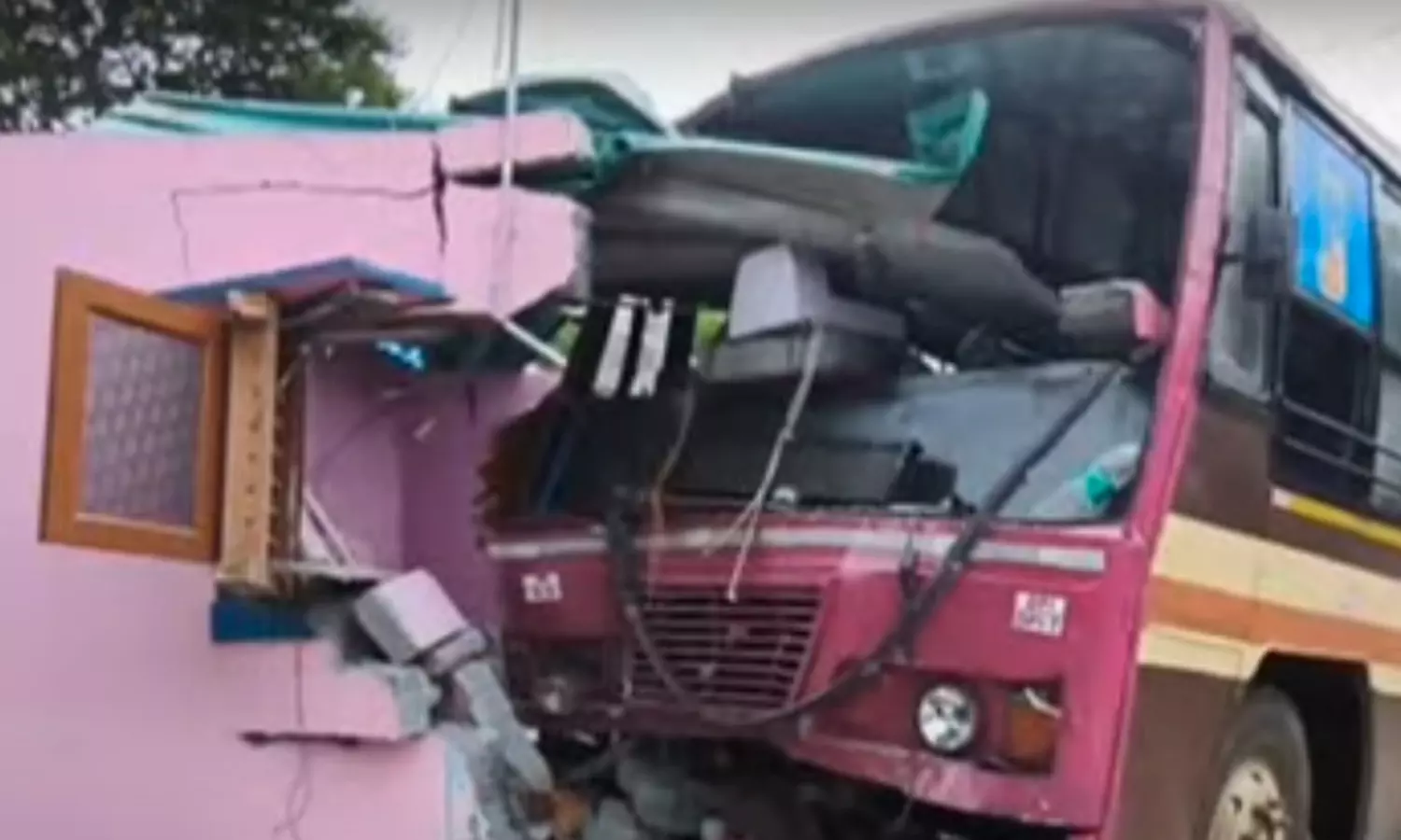 தருமபுரி அருகே வீட்டின் மீது அரசு பேருந்து மோதி சிறுமி பலி