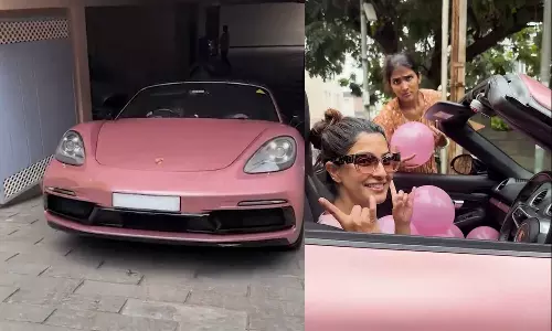 VIDEO: நடிகை வரலட்சுமிக்கு பிங்க் நிற Porsche ரக காரை பரிசளித்த கணவர்