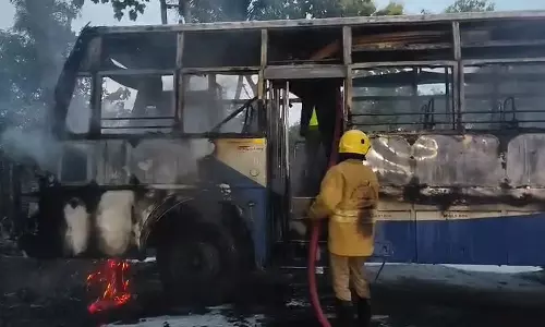 உளுந்தூர்பேட்டை போக்குவரத்து பணிமனையில் அரசு பஸ் திடீரென தீப்பிடித்து எரிந்ததால் பரபரப்பு