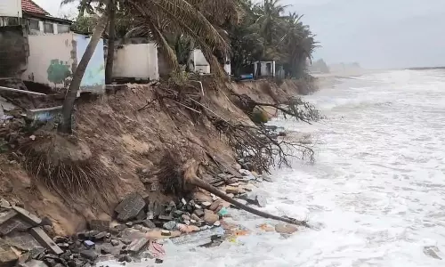 கன்னியாகுமரியில் கடும் கடல் சீற்றம் - ராட்சத அலைகள் எழும்புவதால் பொதுமக்கள் அச்சம்