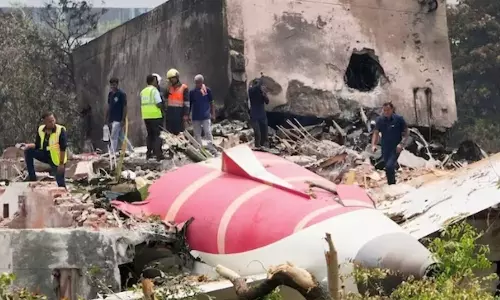 அகமதாபாத் விமான விபத்து: இங்கிலாந்துக்கு மாற்றி அனுப்பப்பட்ட உடல்கள்.. குடும்பங்கள் குற்றச்சாட்டு