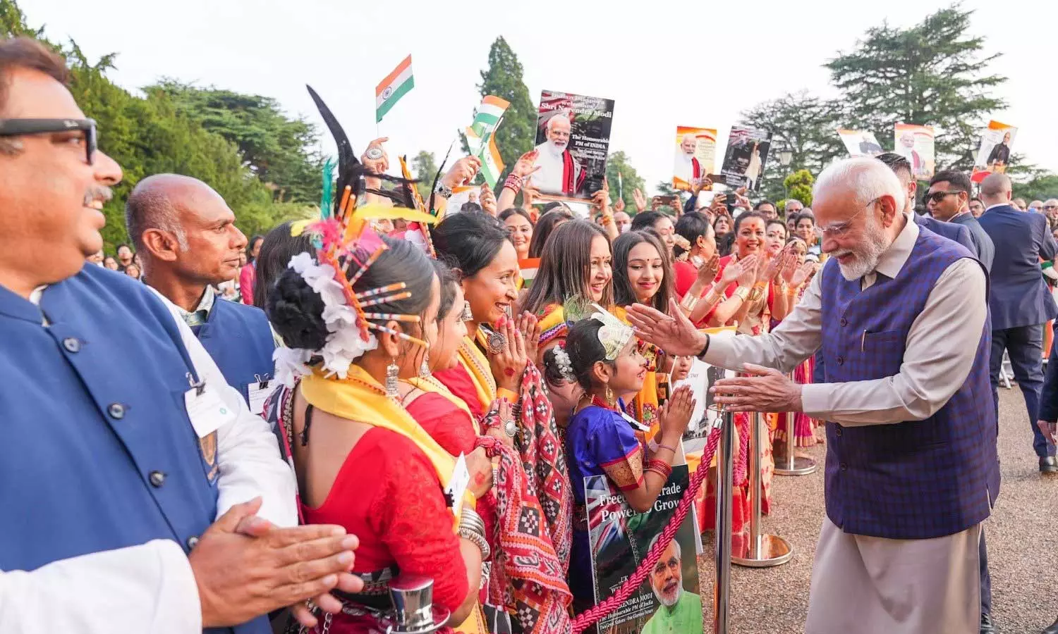 இங்கிலாந்து சென்ற பிரதமர் நரேந்திர மோடிக்கு உற்சாக வரவேற்பு