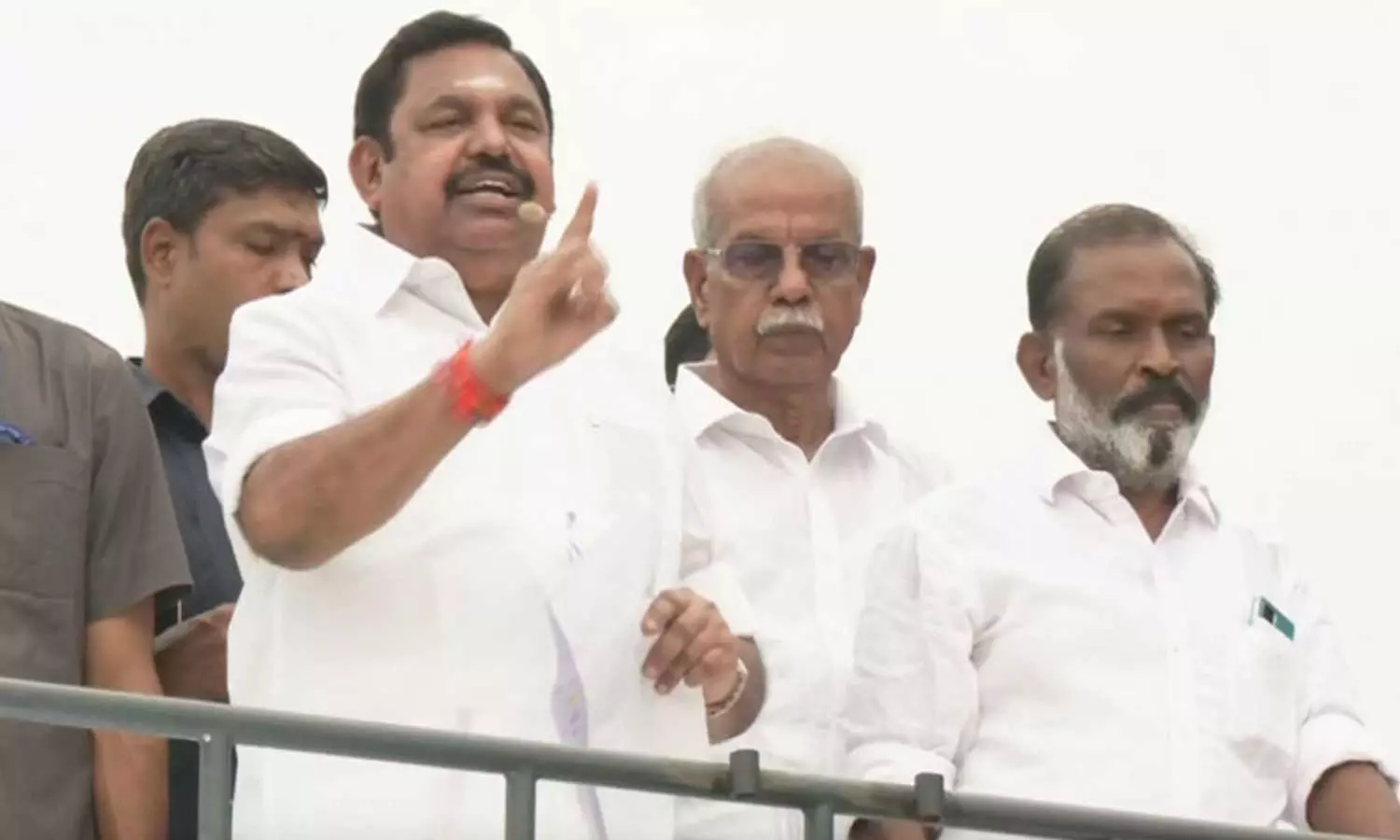 கோவில் நிலத்தில் குடியிருக்கும் ஏழைகளுக்கு, அரசு சார்பில் வீடு கட்டித்தரப்படும் - இ.பி.எஸ். கோவில் நிலத்தில் குடியிருக்கும் ஏழைகளுக்கு, அரசு சார்பில் வீடு கட்டித்தரப்படும் - இ.பி.எஸ்.