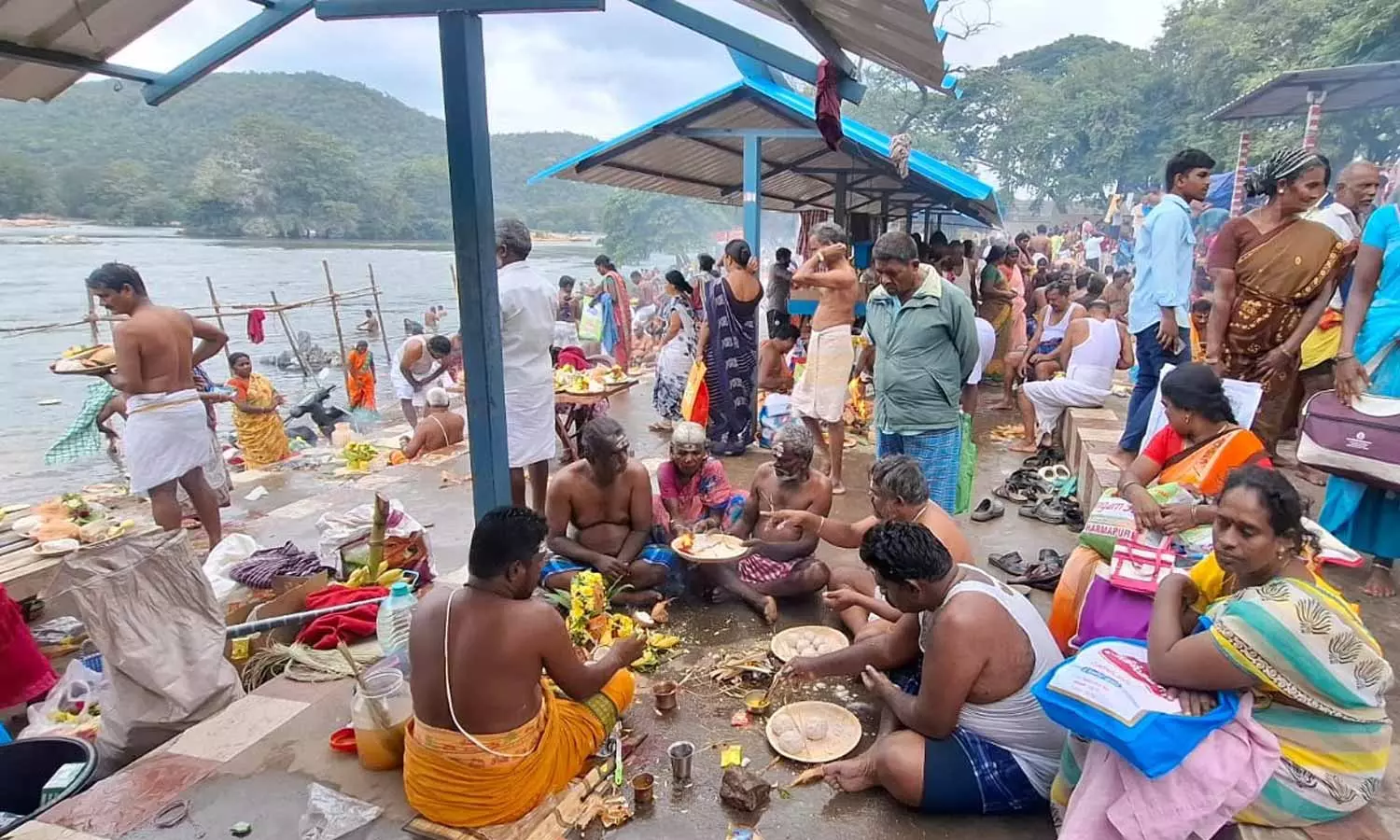 ஆடி அமாவாசையையொட்டி இன்று ஒகேனக்கல் காவிரி ஆற்றில் முன்னோர்களுக்கு தர்ப்பணம்