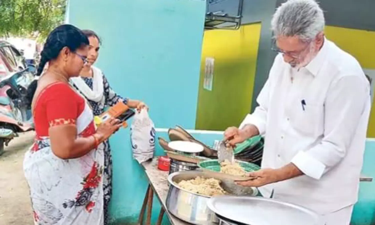 ஆந்திராவில் ரூ.10-க்கு வெஜ் பிரியாணி வழங்கும் விவசாயி ஆந்திராவில் ரூ.10-க்கு வெஜ் பிரியாணி வழங்கும் விவசாயி