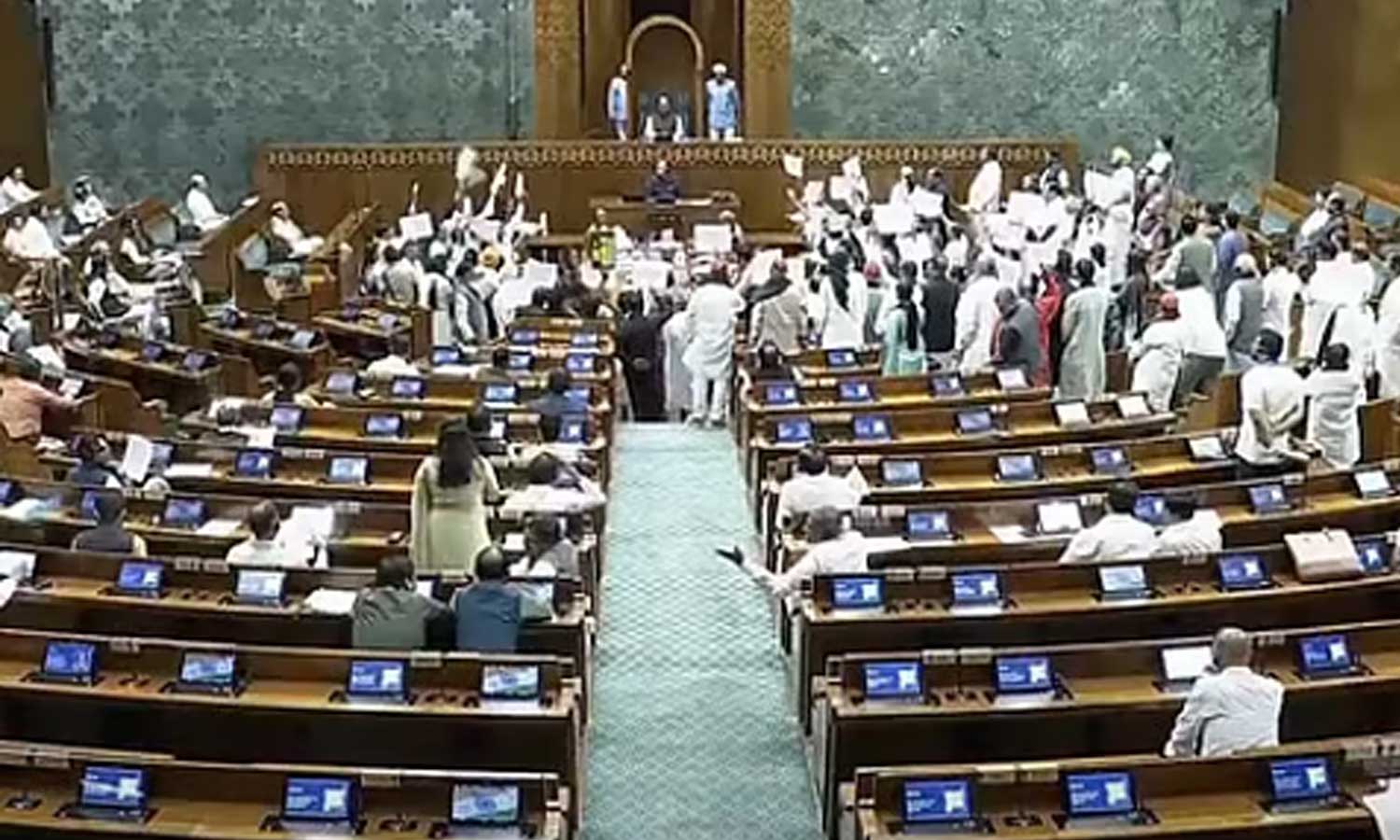 எதிர்க்கட்சிகளின் கடும் அமளியால் மக்களவை மதியம் 2 மணிவரை ஒத்திவைப்பு