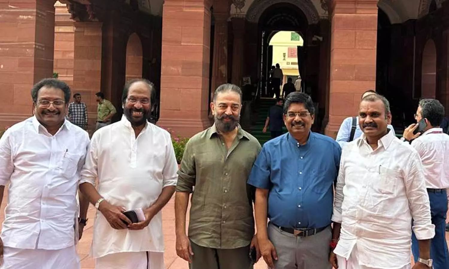 இந்திய பாராளுமன்ற  வளாகத்தில் கமல்..!