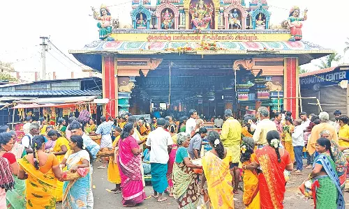 ஆடி அமாவாசையை முன்னிட்டு சமயபுரம் மாரியம்மன் கோவிலில் குவிந்த பக்தர்கள்