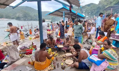 ஆடி அமாவாசையையொட்டி இன்று ஒகேனக்கல் காவிரி ஆற்றில் முன்னோர்களுக்கு தர்ப்பணம்