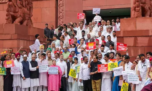 பீகார் வாக்காளர் பட்டியல் திருத்தம்: பாராளுமன்றத்தில் இந்தியா கூட்டணி கட்சிகள் போராட்டம்