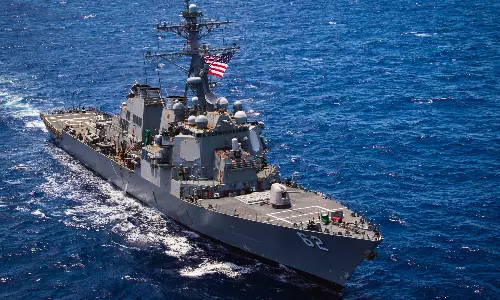 ஓமன் வளைகுடாவில் ஈரான் கடல் பகுதிக்குள் அத்துமீறிய அமெரிக்க போர் கப்பல்- எல்லையில் பதற்றம்