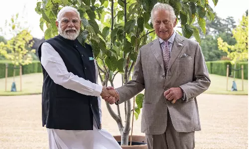பிரிட்டன் மன்னருக்கு மரக்கன்று பரிசளித்த பிரதமர் மோடி