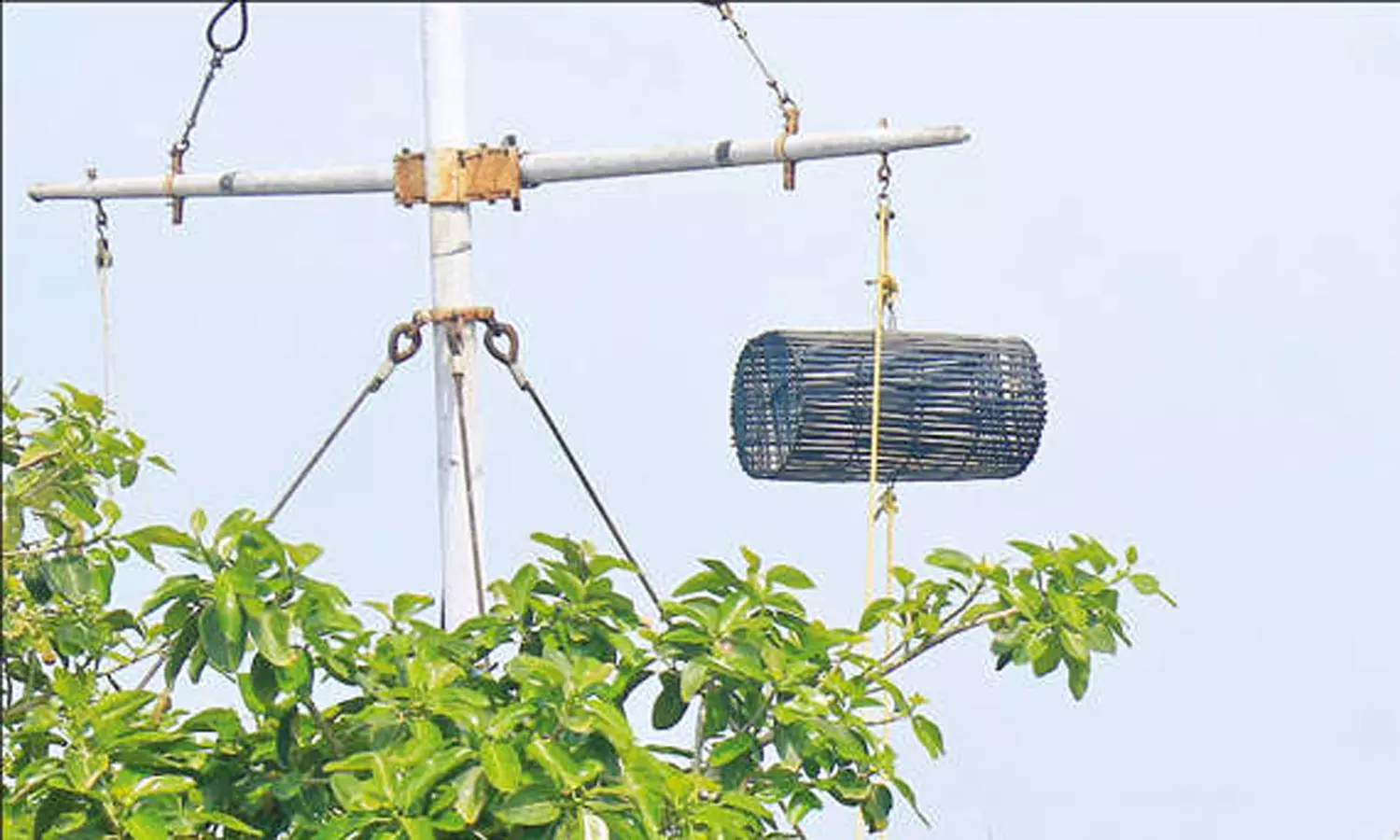 பாம்பனில் ஒன்றாம் எண் புயல் கூண்டு ஏற்றம் - மீனவர்களுக்கு எச்சரிக்கை பாம்பனில் ஒன்றாம் எண் புயல் கூண்டு ஏற்றம் - மீனவர்களுக்கு எச்சரிக்கை