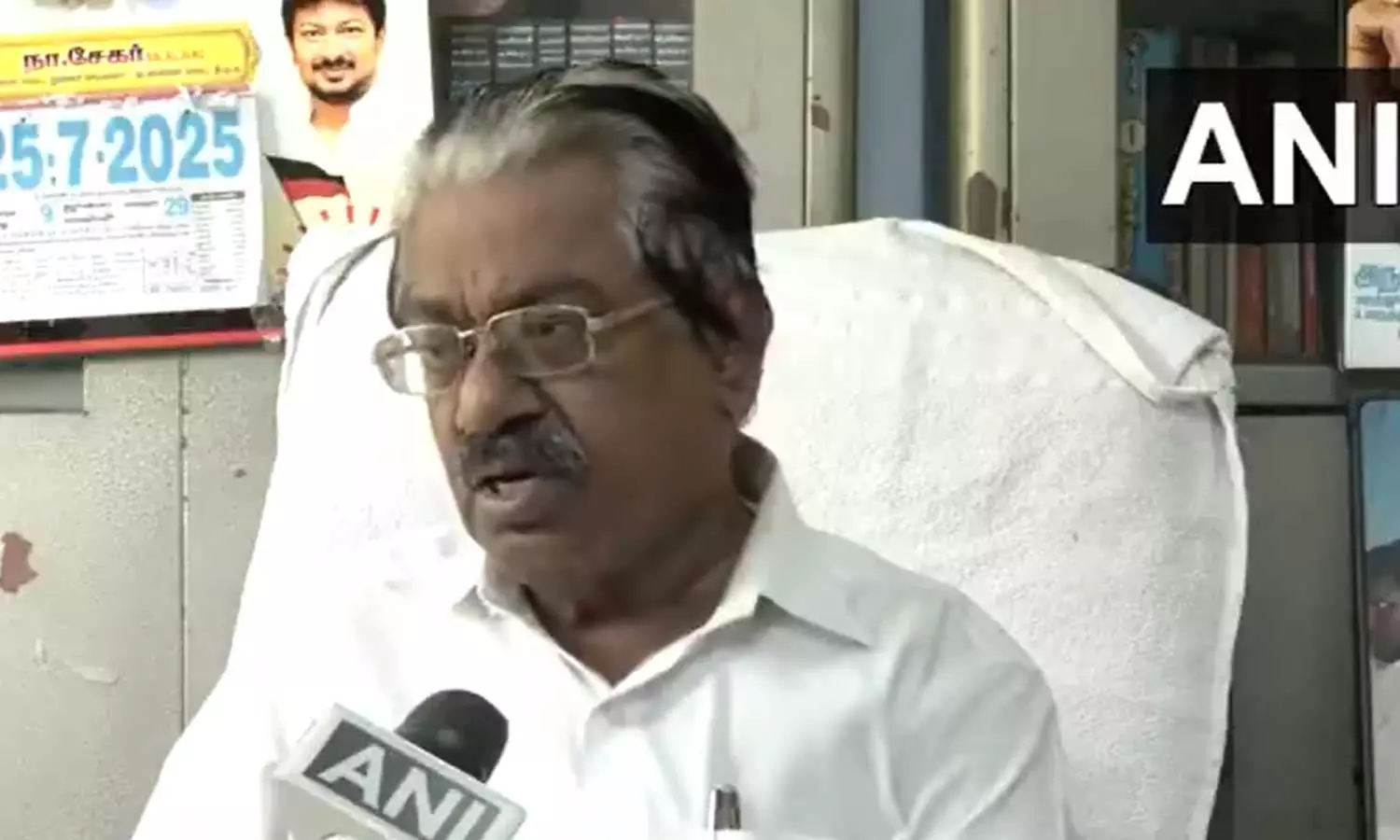 குடும்பத்தினரை பாதுகாக்க எடப்பாடி பழனிசாமி பாஜக-வின் அடிமையாகி விட்டார்: டி.கே.எஸ். இளங்கோவன் குடும்பத்தினரை பாதுகாக்க எடப்பாடி பழனிசாமி பாஜக-வின் அடிமையாகி விட்டார்: டி.கே.எஸ். இளங்கோவன்