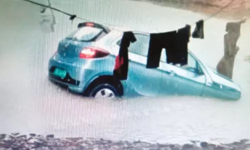 கூகுள் மேப் காட்டிய பாதையில் சென்ற கார் குளத்தில் பாய்ந்தது - அதிர்ஷ்டவசமாக உயிர் தப்பிய தம்பதி