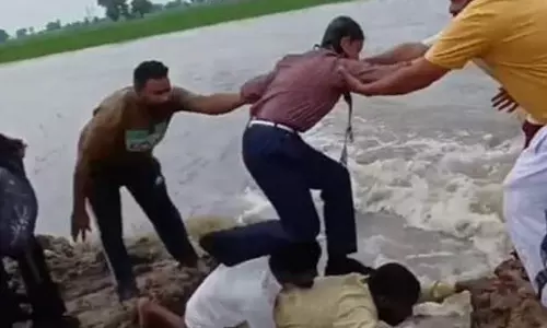 வெள்ளத்தில் சிக்கிக் கொண்ட 35 மாணவர்கள் - துரிதமாக செயல்பட்டு காப்பாற்றிய வாலிபர்களின் வீடியோ வைரல்