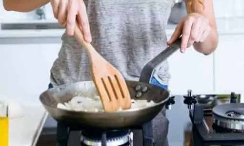 வீட்டில் தயாரிக்கும் உணவுக்கு கணவரிடம் பணம் வசூலிக்கும் பெண்