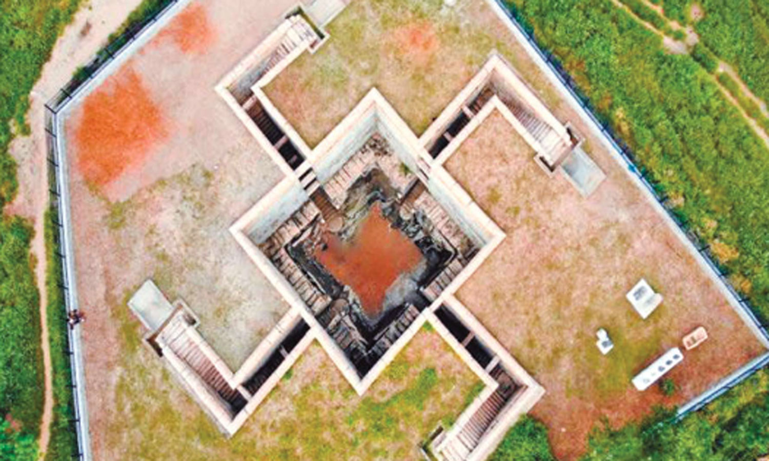 திருவெள்ளறை ஸ்வஸ்திக் வடிவ கிணறு