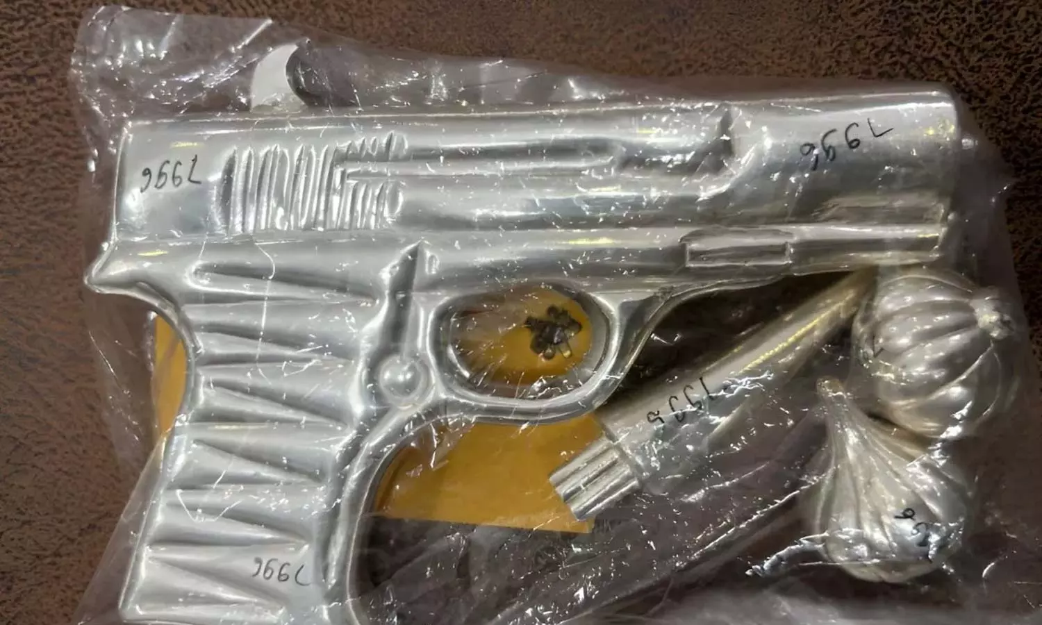 கோவிலுக்கு வெள்ளி துப்பாக்கி காணிக்கையாக வழங்கிய பக்தர்