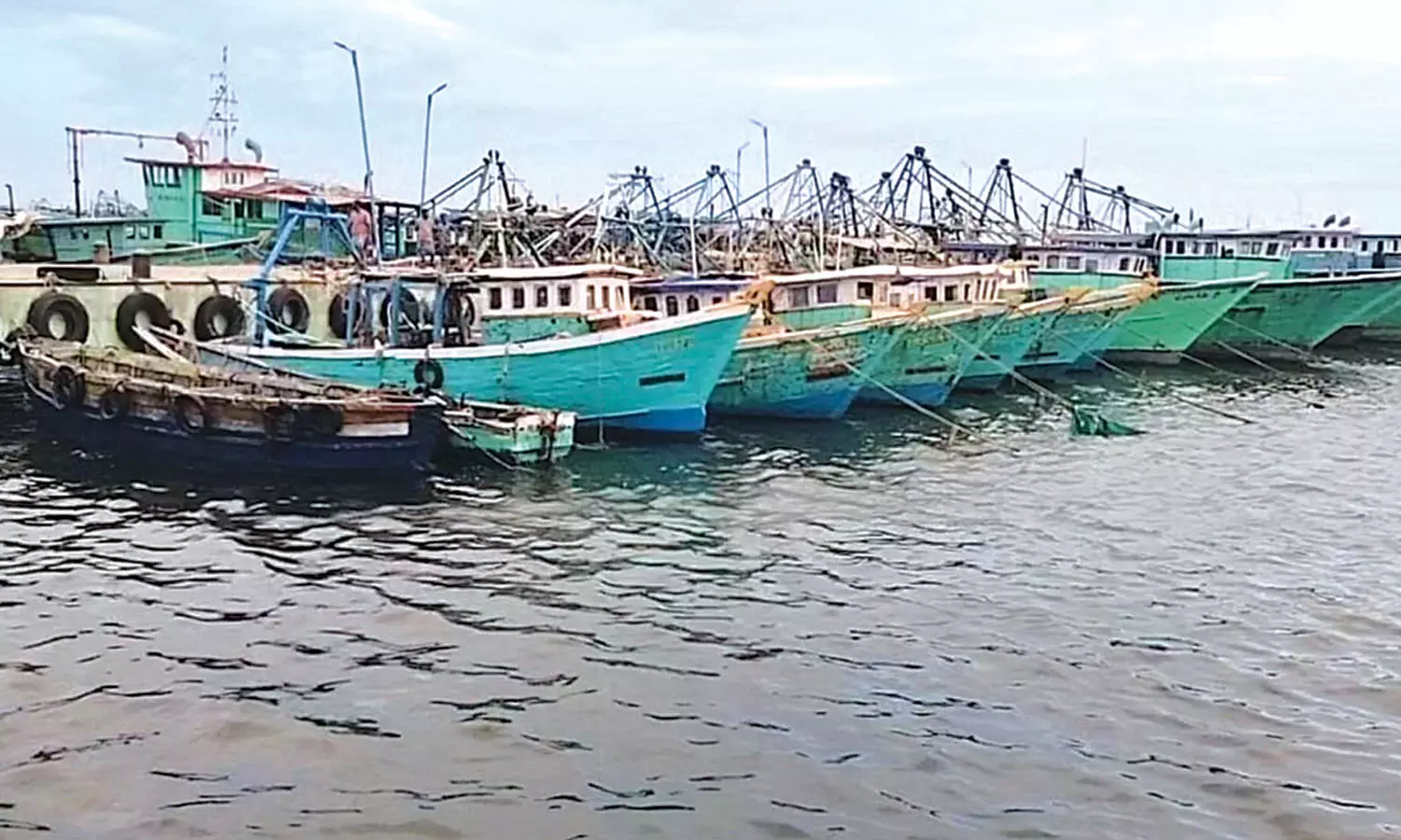 ராமநாதபுரம் மாவட்டத்தில் கடலுக்கு செல்ல தடை- ரூ.5 கோடி மீன் வர்த்தகம் பாதிப்பு ராமநாதபுரம் மாவட்டத்தில் கடலுக்கு செல்ல தடை- ரூ.5 கோடி மீன் வர்த்தகம் பாதிப்பு