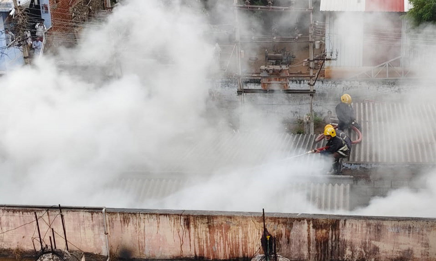 திருப்பூரில் பட்டாசு கடையில் பயங்கர தீ விபத்து - ரூ.30 லட்சம் மதிப்புள்ள பொருட்கள் எரிந்து நாசம்