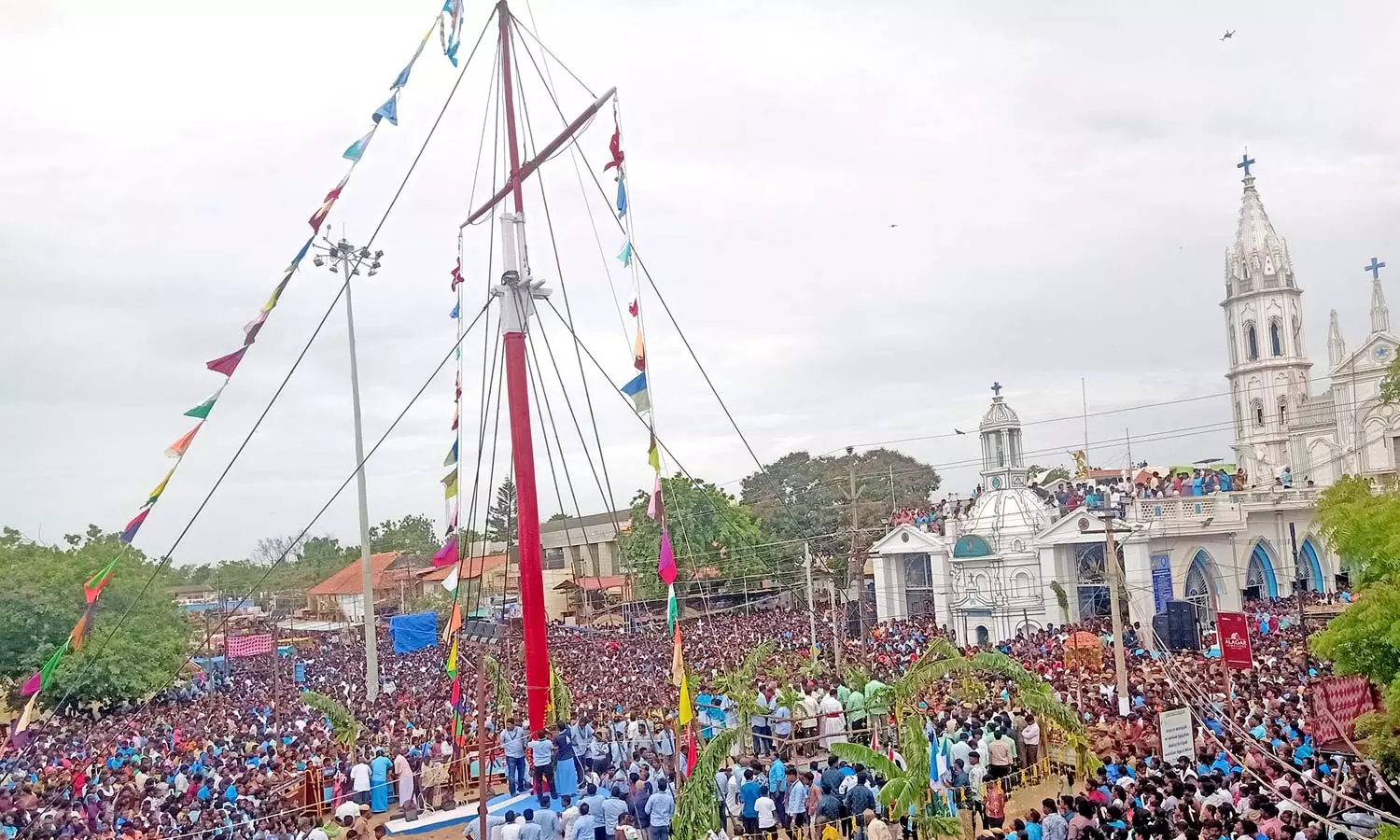 தூத்துக்குடி பனிமய மாதா பேராலய திருவிழா கொடியேற்றத்துடன் தொடங்கியது