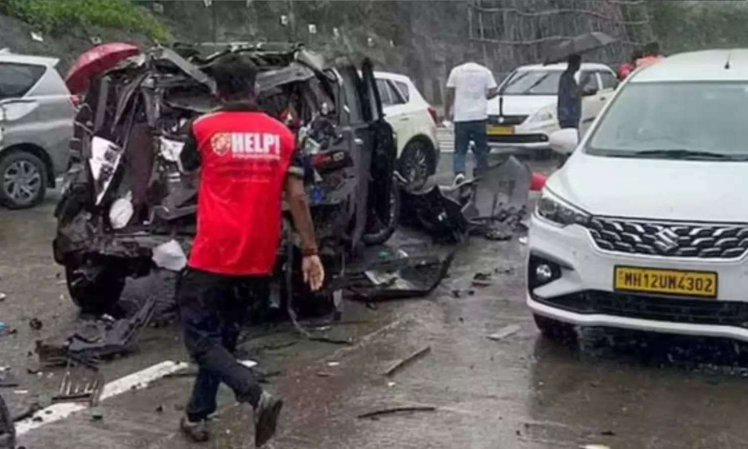 மும்பை-புனே விரைவுச் சாலையில் 20 வாகனங்கள் மீதி லாரி மோதி பயங்கர விபத்து மும்பை-புனே விரைவுச் சாலையில் 20 வாகனங்கள் மீதி லாரி மோதி பயங்கர விபத்து