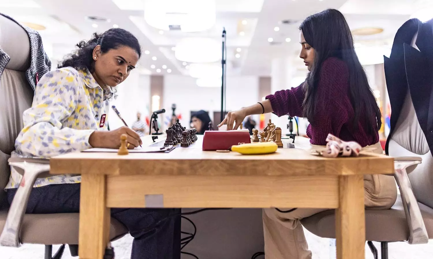 உலகக் கோப்பை செஸ்: இறுதிப்போட்டி முதல் சுற்றில் டிரா செய்த ஹம்பி-திவ்யா