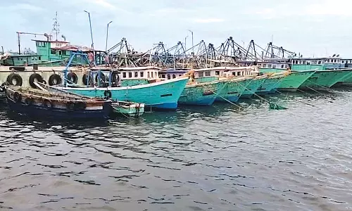 ராமநாதபுரம் மாவட்டத்தில் கடலுக்கு செல்ல தடை- ரூ.5 கோடி மீன் வர்த்தகம் பாதிப்பு