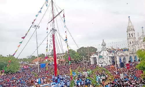 தூத்துக்குடி பனிமய மாதா பேராலய திருவிழா கொடியேற்றத்துடன் தொடங்கியது