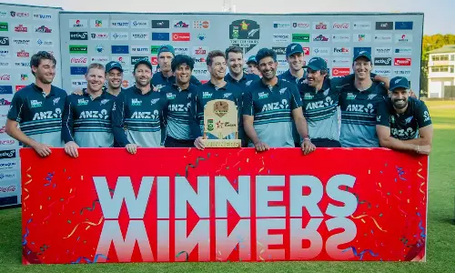 முத்தரப்பு டி20 தொடர்: தென் ஆப்பிரிக்காவை வீழ்த்தி கோப்பை வென்றது நியூசிலாந்து