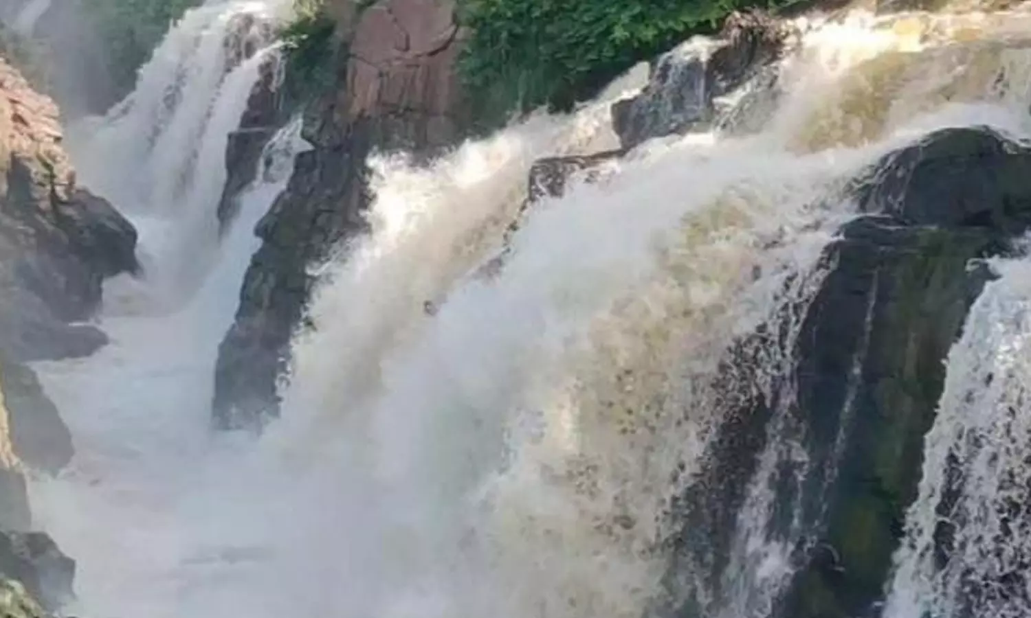 தொடர் கனமழை- ஒகேனக்கல் ஆற்றுக்கு நீர்வரத்து அதிகரிப்பு