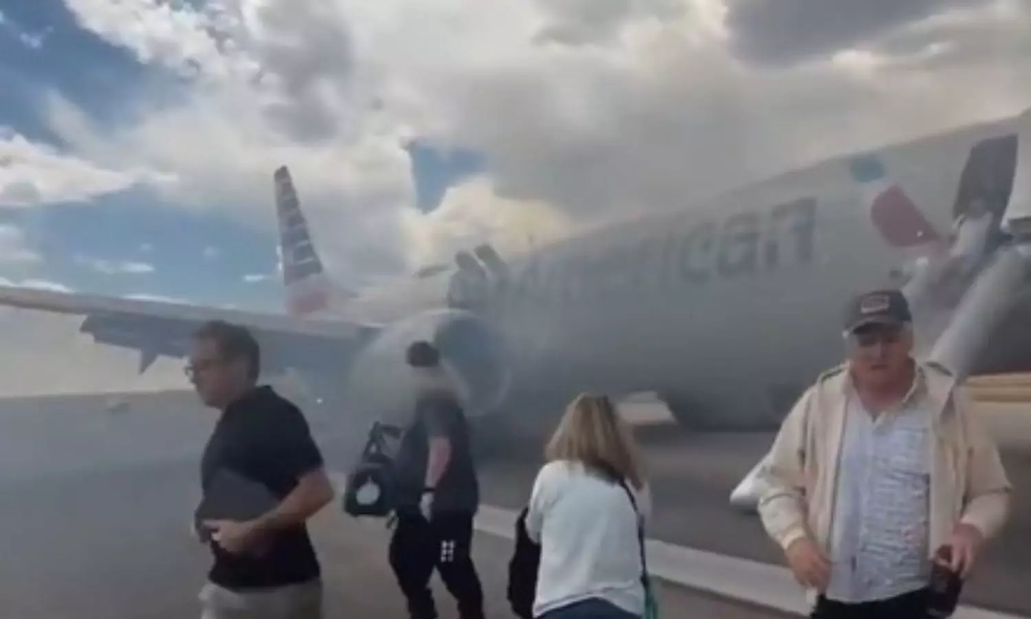 VIDEO: புறப்படும்போது பிடித்த தீ.. விமானத்தை சூழ்ந்த புகை - அலறியடித்து வெளியேறிய 173 பயணிகள் VIDEO: புறப்படும்போது பிடித்த தீ.. விமானத்தை சூழ்ந்த புகை - அலறியடித்து வெளியேறிய 173 பயணிகள்