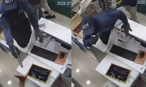 பெங்களூருவில் முகமூடி அணிந்து துப்பாக்கி முனையில் நகை கடையில் கொள்ளை- மர்ம நபர்களுக்கு வலைவீச்சு