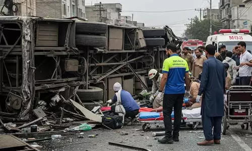 பாகிஸ்தானில் டயர் வெடித்ததால் பள்ளத்தில் கவிழ்ந்த பஸ்: 10 பேர் பலி