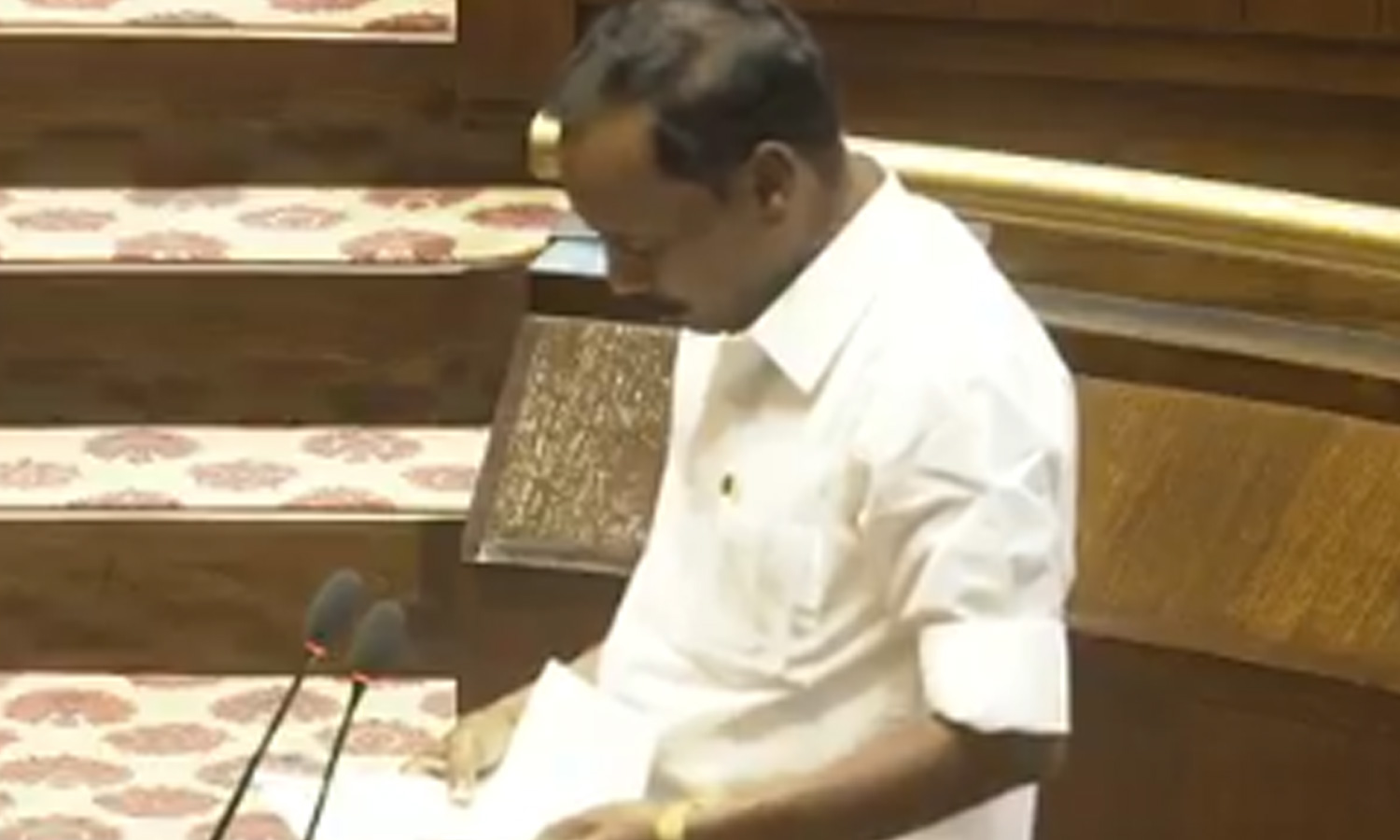 பாராளுமன்ற மேல்சபையில் அ.தி.மு.க. எம்.பி.க்கள் இன்று பதவி ஏற்றனர் பாராளுமன்ற மேல்சபையில் அ.தி.மு.க. எம்.பி.க்கள் இன்று பதவி ஏற்றனர்