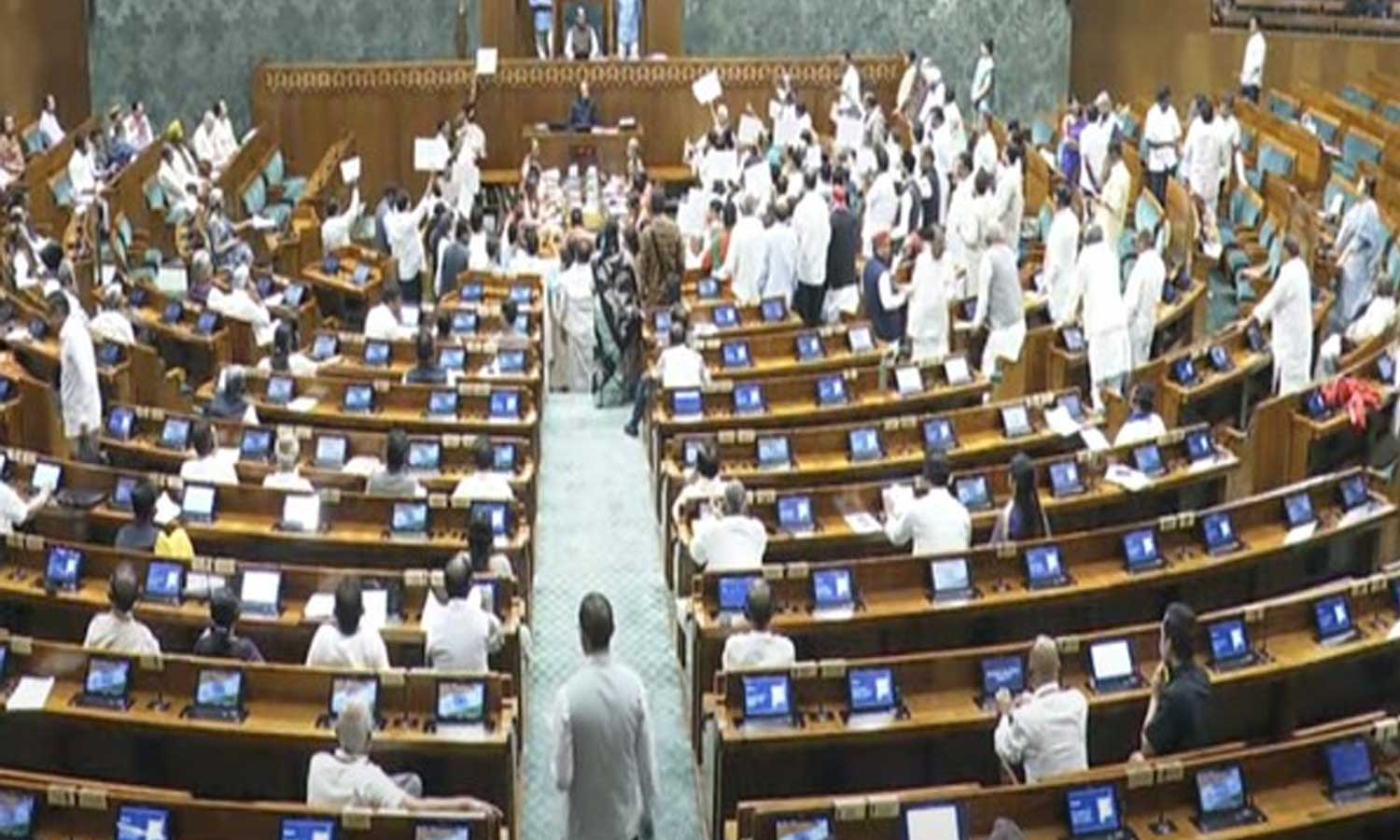 எதிர்க்கட்சிகளின் கடும் அமளியால் நாடாளுமன்றம் நண்பகல் 12 மணிவரை ஒத்திவைப்பு