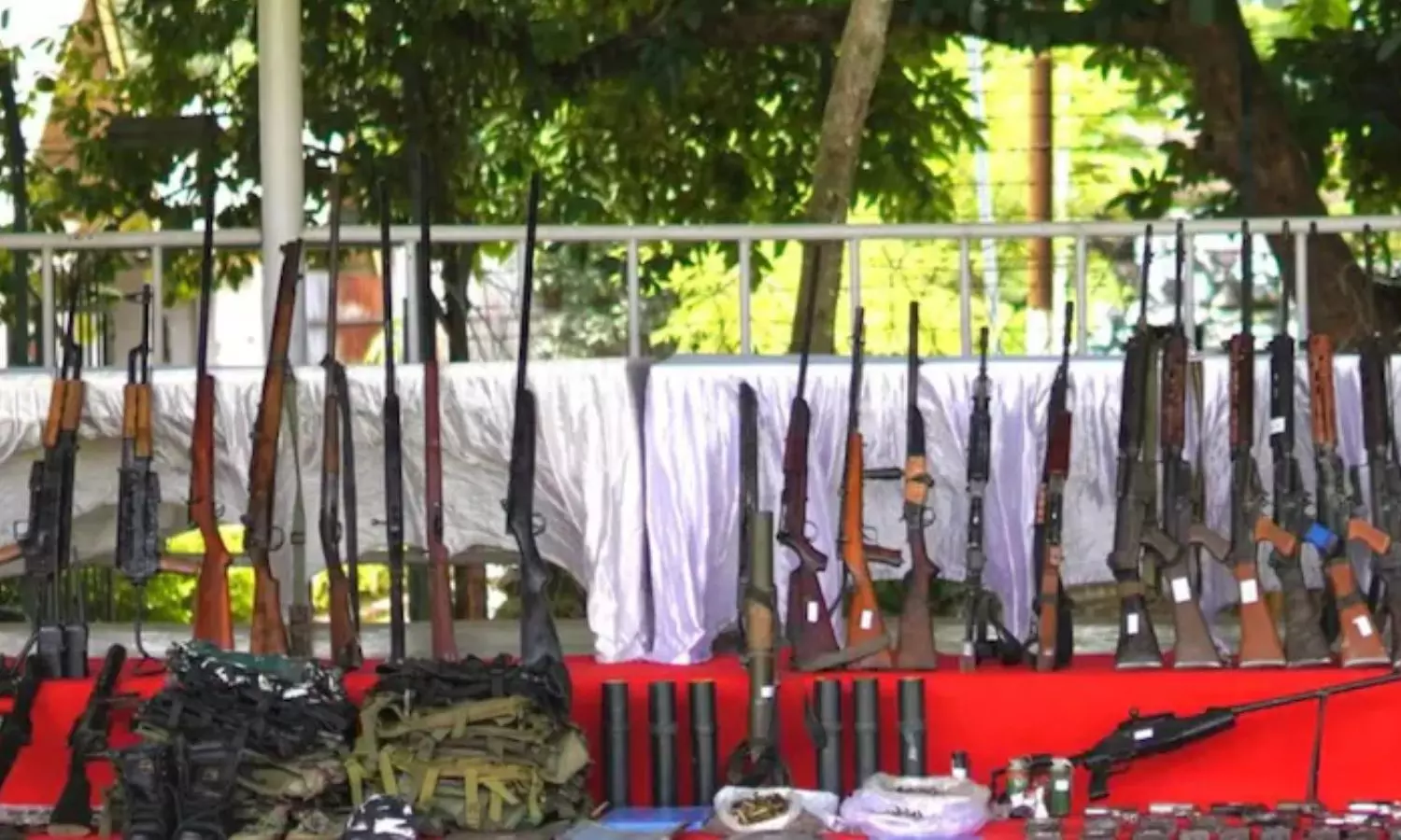155 துப்பாக்கிகள்.. 1,652 தோட்டாக்கள் - மணிப்பூரில் சோதனை வேட்டையில் குவியல் குவியலாக சிக்கிய ஆயுதங்கள்