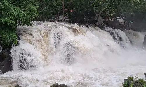 ஒகேனக்கல் ஆற்றுக்கு நீர்வரத்து அதிகரிப்பு- சுற்றுலா பயணிகளுக்கு தொடரும் தடை