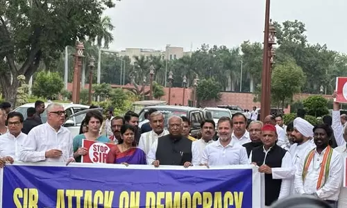 பீகார் வாக்காளர் பட்டியல் திருத்தத்துக்கு எதிர்ப்பு- பாராளுமன்ற வளாகத்தில் எதிர்க்கட்சிகள் போராட்டம்