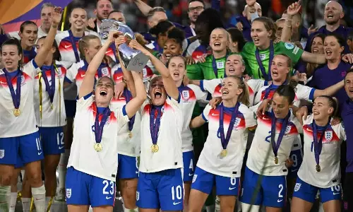 ஐரோப்பிய பெண்கள் கால்பந்து: பெனால்டி ஷூட்அவுட்டில் ஸ்பெயினை வீழ்த்தி இங்கிலாந்து சாம்பியன்