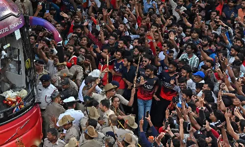 பெங்களூரு கூட்டநெரிசல்.. காவல்துறை அதிகாரிகள் இடைநீக்கத்தை வாபஸ் பெற்ற கர்நாடக அரசு